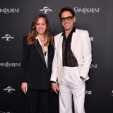 Mut zum Besonderen: Robert Downey Jr. zeigt sich neben Susan Downey aufregend in weißem Anzug. Seine Ehefrau setzt lieber auf das Kontrastprogramm. 