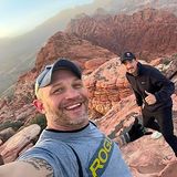 Red Rock Canyon statt Red Carpet: Hollywood steckt im Oscar-Fieber, Tom Hardy macht lieber mit Regisseur Lin Oeding einen Ausflug in die felsig-rote Wildnis. Gemeinsam erklimmen die beiden voll motiviert den Grand Staircase in Nevada.