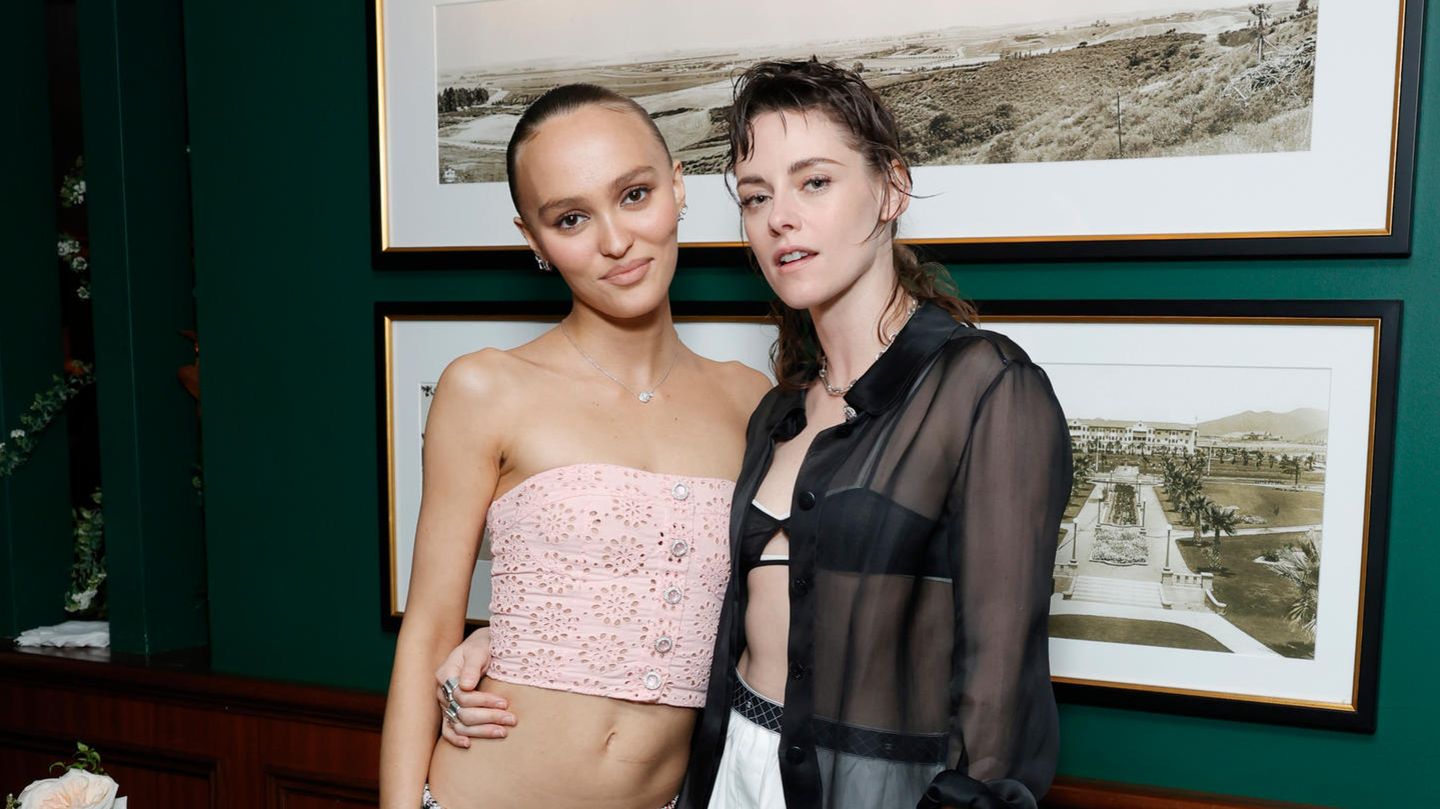 Giglio rosa depp immagini e fotografie stock ad alta risoluzione - Alamy, image size:1440x809