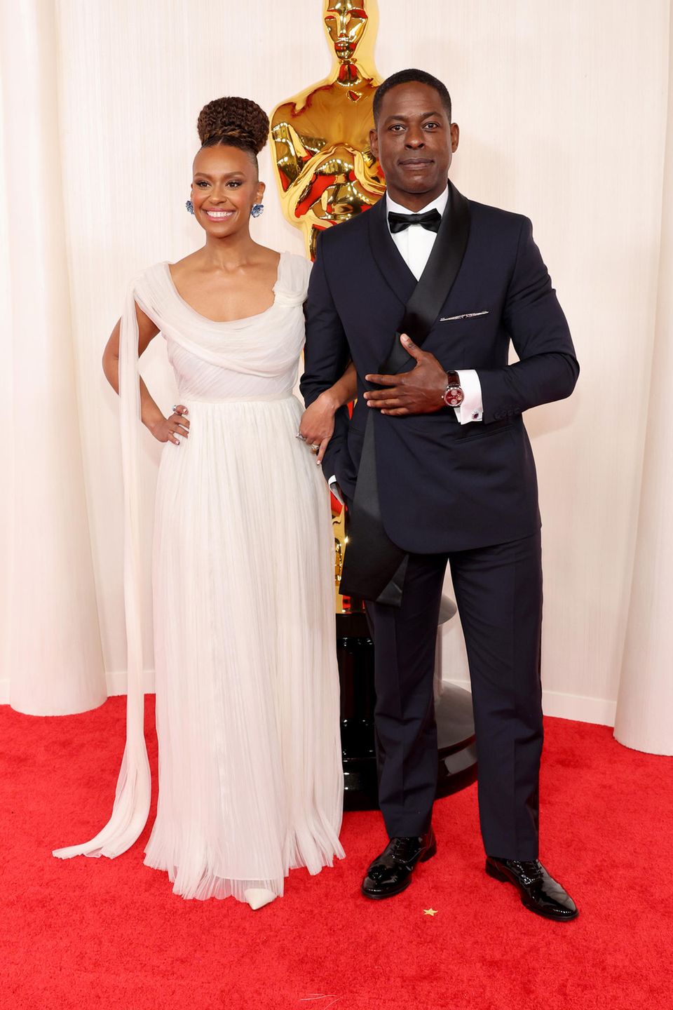 Er darf bitten: Sterling K. Brown ist an diesem Abend nicht nur für einen Oscar in der Kategorie "Bester Nebendarsteller" nominiert, sondern mimt auf dem Red Carpet auch den perfekten Gentleman. Ryan Michelle Bathé harkt sich dankend unter.