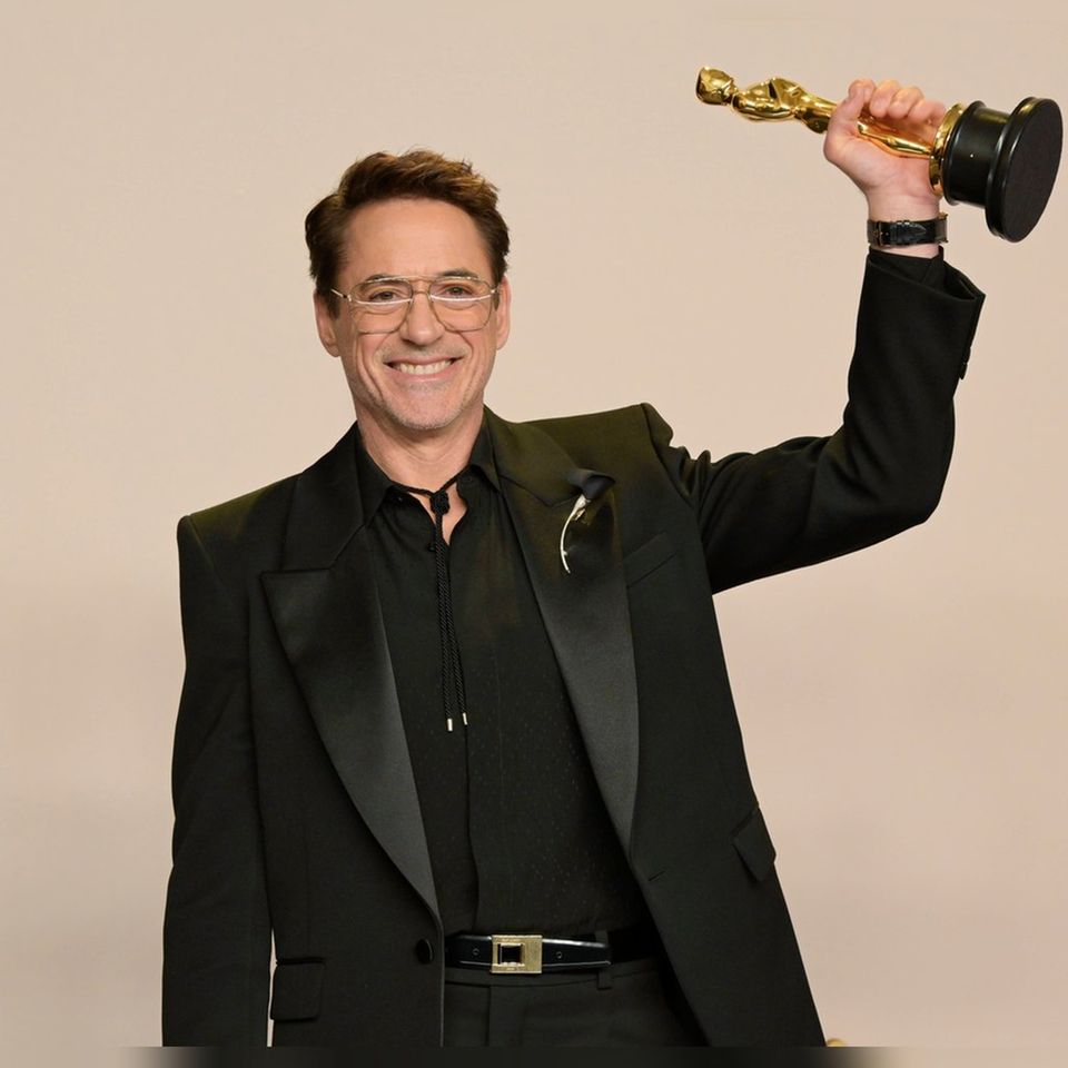Robert Downey Jr. mit seinem Oscar für "Oppenheimer".