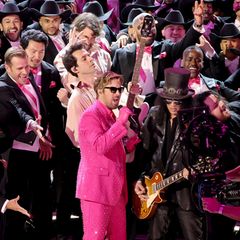 Ryan Gosling legt eine grandiose Live-Performance zu dem als "Best Original Song" nominierten Filmhit "I'm Just Ken" hin. Unterstützung bekommt er von seinen Kollegen aus "Barbie", Produzent Mark Ronson, und von Gitarrist Slash – und zählt so zu den Gewinnern des Abends, obwohl er den Oscar nicht gewinnt. 