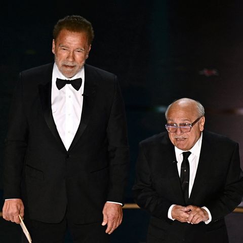 Arnold Schwarzenegger und Danny DeVito gemeinsam auf der Bühne der 96. Oscarverleihung.