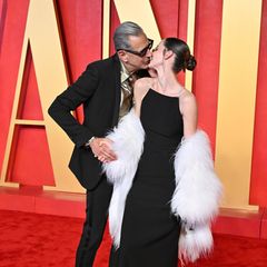 Auf dem roten Teppich der "Vanity Fair"-Oscar-Party tauschen Hollywoodstar Jeff Goldblum und seine 30 Jahre jüngere Ehefrau, Tänzerin Emilie Livingston, stürmische Küsse aus. 