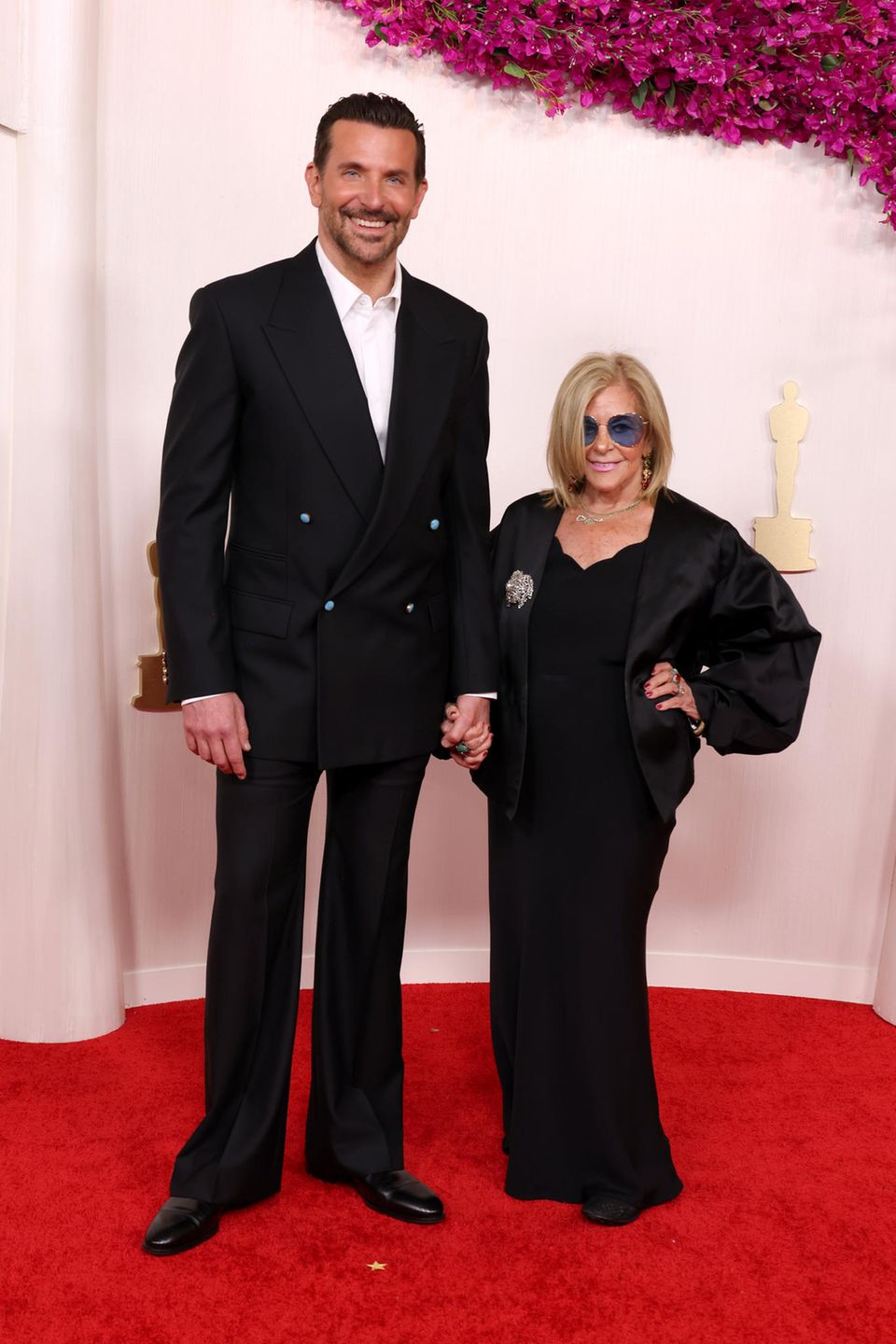 Dieses Duo kennen wir bereits! Es ist nicht das erste Mal, dass Bradley Cooper seine Mutter mit auf den Red Carpet genommen hat. Und auch bei den diesjährigen Oscars zeigt er sich Hand in Hand mit Mama Gloria.