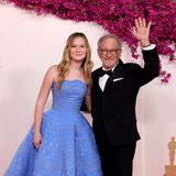 Steven Spielberg und seine Enkelin Eve strahlen ebenfalls auf dem Red Carpet der diesjährigen Oscar-Verleihung. Die 13-Jährige begeistert in einem aquablauen Look von Oscar de la Renta. Diesen Look hat bereits eine Schauspielerin vor ihr interpretiert. 