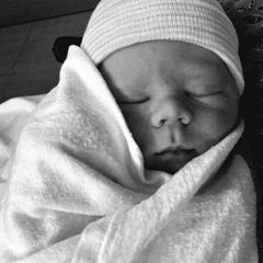 8. März 2024  Tessa June Hilton teilt auf Instagram das erste Foto ihres neugeborenen Sohnes Apollo Winter Hilton. Für diese frohe Botschaft fliegen der Dreifach-Mama zahlreiche virtuelle Herzen zu. Auch wir gratulieren zum neuen Erdenbürger! 