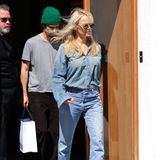 11. März 2024 Zum Launch ihrer exklusiven Kollektion für RE/DONE wird Pamela Anderson in Los Angeles gesichtet. Im coolen Jeans-Look, der in Zusammenarbeit mit dem Label entstanden ist, verlässt sie nach der Bekanntgabe den Store. 