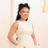 Nicht nur der Babybauch ist gut eingepackt. Social-Media-Star Ashley Yi zeigt sich im hochgeschlossen Creme-Dress mit kleiner Rüschen-Stola. Die Babykugel ist aber eindeutig ihr schönstes Accessoire. 