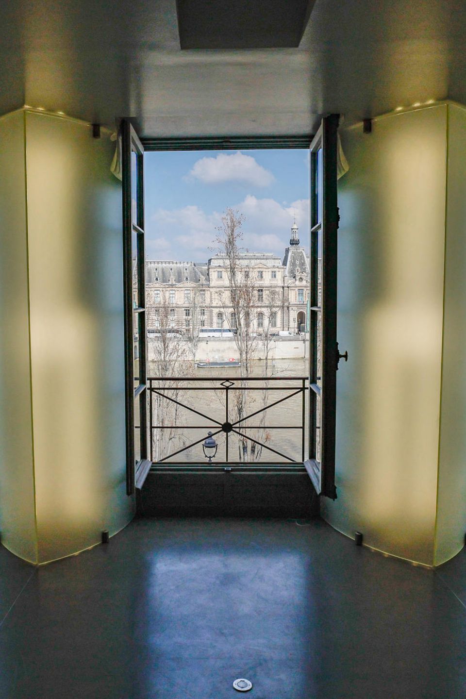Was für eine Aussicht: Vom Wohnzimmer aus hat man einen fabelhaften Blick auf die Seine und das Museum Louvre.