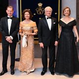 Zum Auftakt ihrer Staatsreise findet am ersten Abend ein Essen im Mariot Hotel statt. Bei seiner Ankunft zeigt sich das schwedische Königspaar an der Seite von Botschafter Gunnar Aldén und dessen Ehefrau Sara Aldén. 