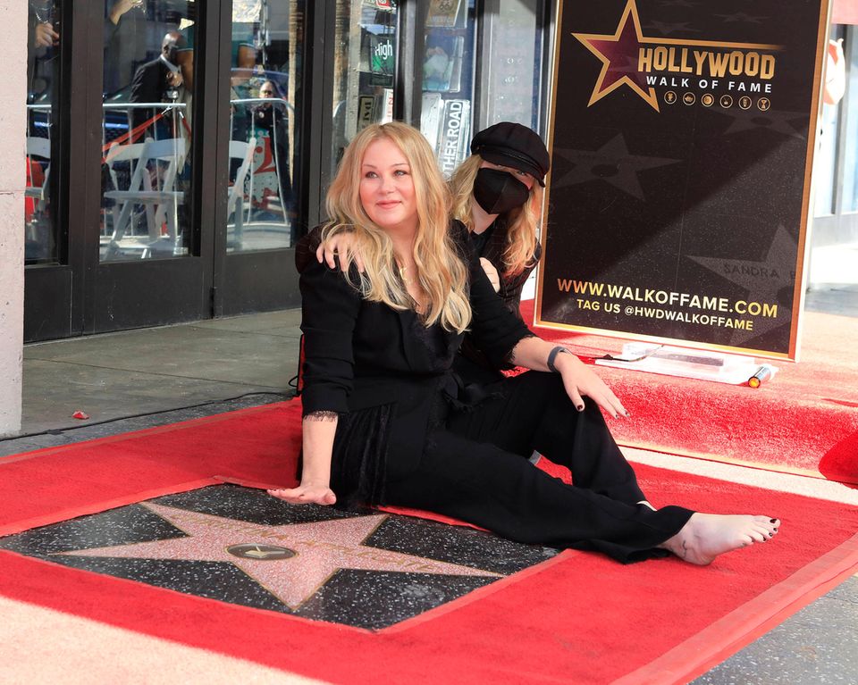 Im November 2022 bekam Christina Applegate ihren Stern am Walk of Fame. Tochter Sadie stützte ihr wortwörtlich den Rücken.
