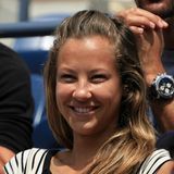 Fröhlich lächelnd sitzt die damals 22-jährige Sandy Meyer-Wölden am Spielfeldrand bei den U.S.Open in New York im Jahre 2006. Damals noch als Model und bis 2004 als Leistungssportlerin tätig, gerät sie erst zwei Jahre später auch ins deutsche Rampenlicht. Bis heute bleiben ihre blonden Haare ihr Markenzeichen.
