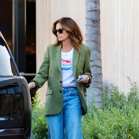 Die klassische Blazer und Jeans Kombination geht wirklich immer! Das zeigt auch Cindy Crawford bei Terminen in Malibu und kombiniert dazu ein "Peace"-T-Shirt von Pepsi.