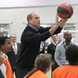 Neben vielen Kursmöglichkeiten gehört Basketball zu den sportlichen Aktivitäten, die hier angeboten werden. Zusammen mit den Kids wirft Prinz William ein paar Körbe in der neuen Sporthalle.