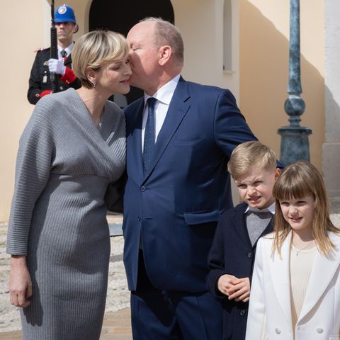 Fürst Albert gibt seiner Charlène einen liebevollen Kuss auf die Wange. 