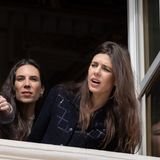 Tatiana Santo Domingo und Charlotte Casiraghi gesellen sich zu Caroline von Hannover ans Fenster. 