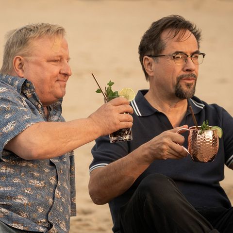 "Tatort: Unter Gärtnern": Boerne (Jan Josef Liefers, r.) und Thiel (Axel Prahl) genießen einen Drink - Cuba Libre und Moscow M