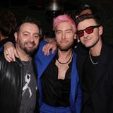 *NSYNC-Unterstützung gibt es an dem Abend natürlich auch: Chris Kirkpatrick, Lance Bass und Justin Timberlake posieren für ein gemeinsames Bild am Album-Release-Abend. Lance pinke Haare stechen dabei besonders heraus. 