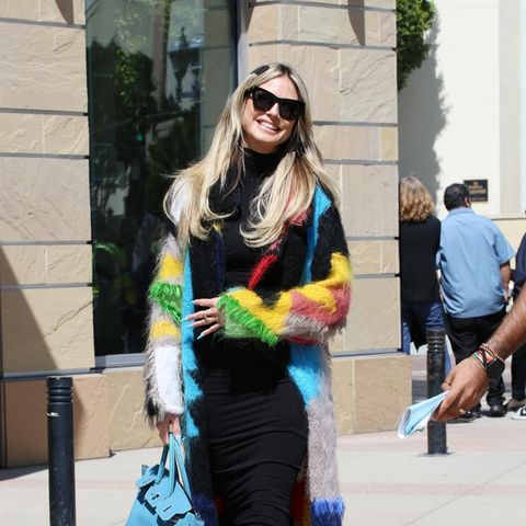 Die ersten Castings von "America's Got Talent" in Los Angeles stehen an und da ist Heidi Klum natürlich dabei. Sie kombiniert einen auffälligen, bunten Long-Cardigan von Lalo Cardigans für etwa 830 Euro zu einem schwarzen Bodycon-Kleid und Sockboots. Ein richtiger Eyecatcher ist ihre hellblaue Birkin-Bag, die perfekt zu den Blautönen aus ihrem Cardigan passt. 