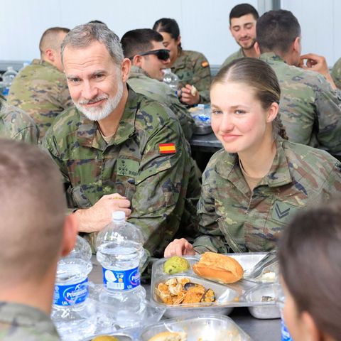 König Felipe VI. und Prinzessin Leonor beim Essen in der Militärkantine.