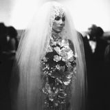 Auch 1982 sah man Sängerin Cher in einem extravaganten Brautkleid in New York.