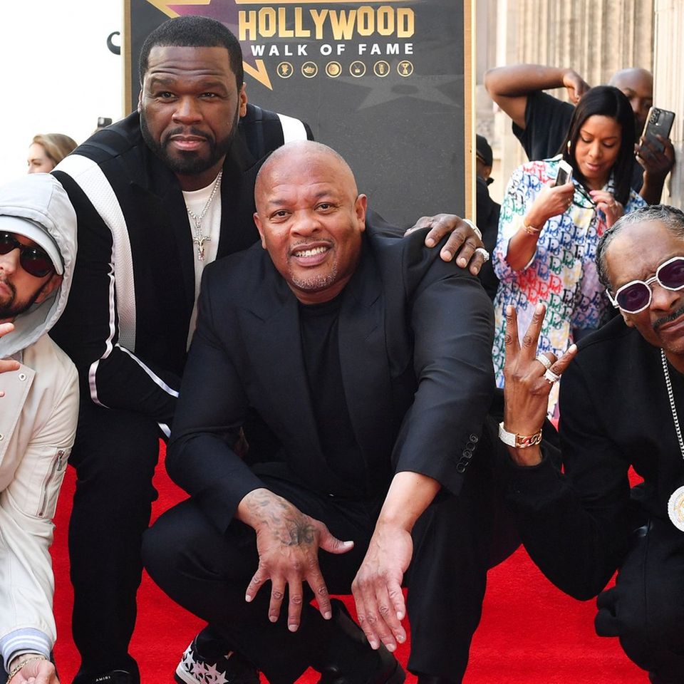 Star-Produzent Dr. Dre (Bildmitte) mit seinen Kumpels Eminem, 50 Cent und Snoop Doop (v.l.n.r.) auf dem Walk of Fame