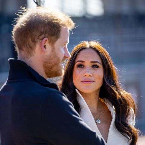 Prinz Harry + Herzogin Meghan Kumpel macht sich über ihren Kuss lustig