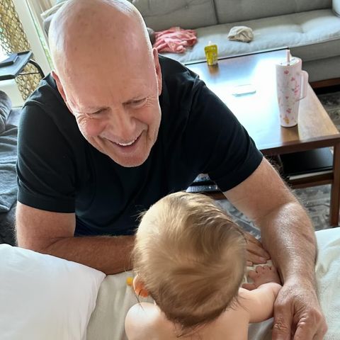 Bruce Willis wird 69 Jahre alt und wird von der ganzen Familie gefeiert. Neben seinen Töchtern teilt auch Demi Moore einige private Fotos auf Instagram, um ihrem an Demenz erkrankten Ex-Mann zu gratulieren. Darunter diese herzerwärmende Aufnahme, die Bruce mit seiner Enkelin Lou zeigt. 