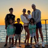 20. März 2024 Georgina Rodríguez und Cristiano Ronaldo urlauben mit ihren Kindern in Saudi-Arabien. Auf Instagram teilt die Influencerin begeistert ein neues Familienfoto aus dem "Paradies", wie sie dazu schreibt. Wir sind gespannt, welche Orte die Familie als nächstes erkundet. 