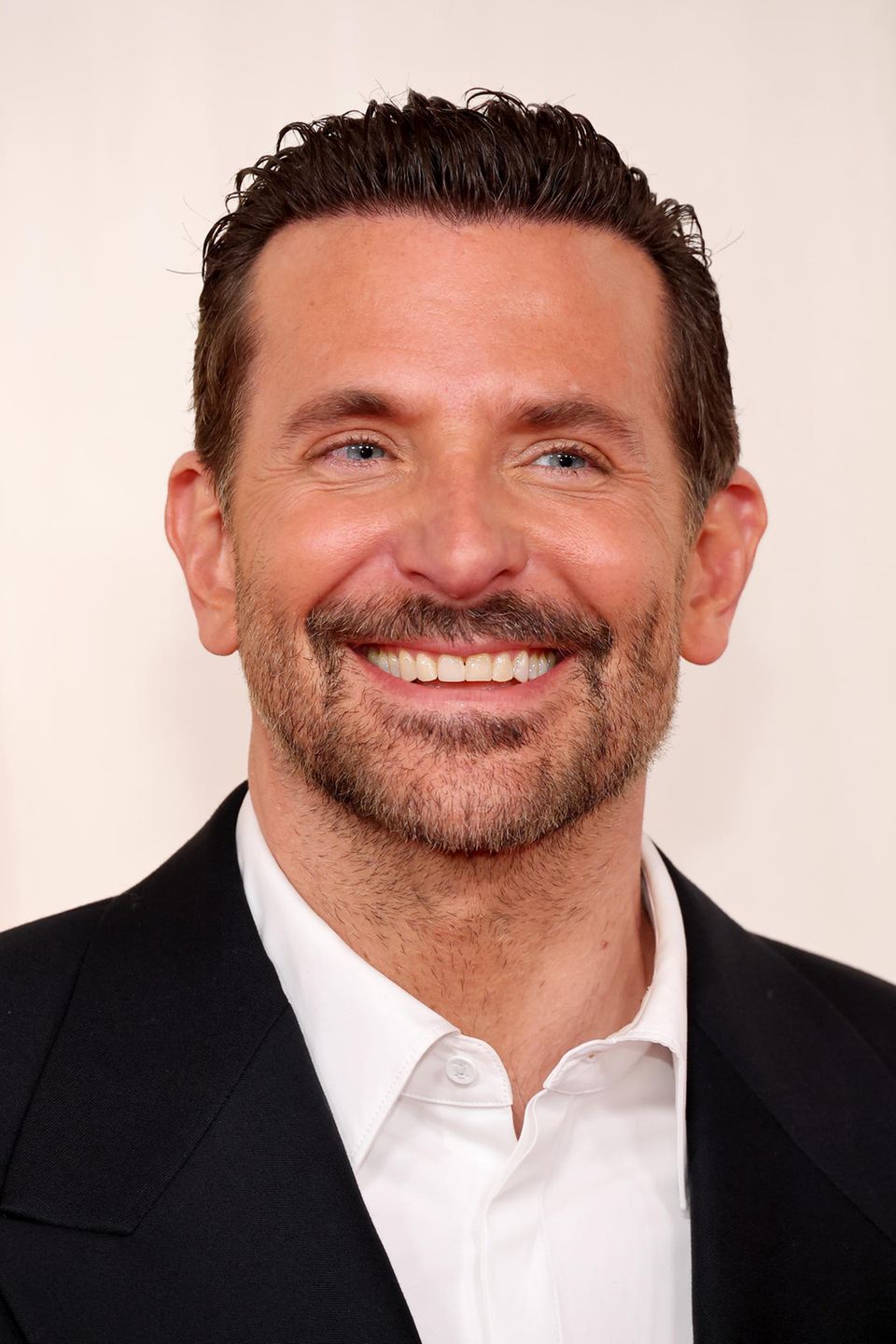 Bradley Cooper zeigt sich bei den Oscars mit faltenfreier Stirn – und kleinen Krähenfüßen. 