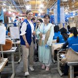 Bei ihrem Besuch des Flüchtlingslagers wird die schwedische Royal durch eine Fabrik zur Herstellung von Jutesäcken geführt. 