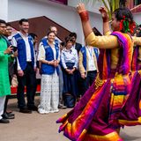 Beim Besuch von UNDP-Projekten in Khulna können sich die Prinzessin und ihre Begleitung über eine traditionelle Tanzeinlage freuen. 