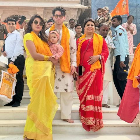 Priyanka Chopra ist mit ihrer Familie nach Indien gereist und besucht zusammen mit Ehemann Nick Jonas, Tochter Malti und Priyankas Mama Madhu Akhouri Chopra den Hindu-Tempel Ram Mandir. Auf Instagram teilt die Schauspielerin Eindrücke von diesem besonderen Erlebnis und begeistert damit ihre Fans. 