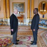 Neben Ng Teck Hean, Hochkommissar der Republik Singapur, begrüßt Charles Herrn Mbelwa Kairuki und überreichte ihm das Abberufungsschreiben seines Vorgängers sowie sein persönliches Auftragsschreiben als Hochkommissar für die Vereinigte Republik Tansania in London.