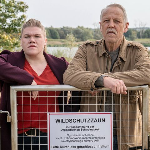 Die Ermittler Alexandra Luschke (Gisa Flake) und Karl Rogov (Frank Leo Schröder) bei ihren Ermittlungen im deutsch-polnischen