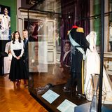 Auch das wunderschöne Brautkleid von Mary und Frederiks Hochzeitsanzug werden hier ausgestellt. Dieser Anblick weckt wohl unvergessliche Erinnerungen bei dem Königspaar. 