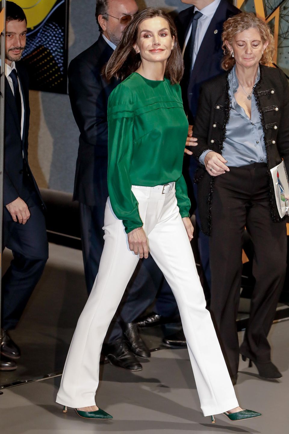 Mutig, mutig! Wenn es um weiße Hosen geht, gibt es ziemlich geteilte Meinungen. Entweder man liebt sie, oder man hasst sie. Wie elegant und vor allem modern die Wahl einer weißen Hose aussehen kann, zeigt Königin Letizia. Sie entscheidet sich für ein Modell mit Schlag und kombiniert dazu eine grüne Bluse, die die Farbe direkt noch mehr zum Strahlen bringt.
