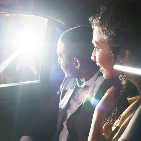 Ikonische Events 2024: Paar im Auto mit Blitzlichtgewitter