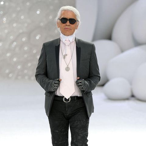 Die Modewelt verabschiedet sich von einer Legende: Am 19. Februar 2019 stirbt Karl Lagerfeld, einer der bekanntesten Modeschöpfer weltweit. Wie kein anderer prägte er mit seinen einzigartigen Kreationen die Marke Chanel. Geboren 1933 als Sohn wohlhabender Eltern in Hamburg, beginnt er seine Karriere in den 50er-Jahren in Paris. Im Januar 1983 präsentiert er seine erste Kollektion für Chanel. Als Kreativdirektor und Chefdesigner ist er in den folgenden Jahren maßgeblich für den Erfolg des Unternehmens verantwortlich. Zu den Markenzeichen seines Auftretens gehören ein weißer Zopf, dunkel getönte Sonnenbrillen, ein hoher Hemdkragen und bisweilen ein Handfächer. Er gilt als Entdecker von Claudia Schiffer, das Model wird zeitweise seine Muse. Lagerfeld stirbt im Alter von 85 Jahren in Paris.
