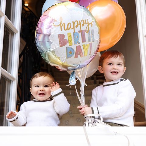 Prinz Charles hält stolz die Luftballons für seinen kleinen Bruder. Wir gratulieren Prinz François und wünschen einen wunderbaren Ehrentag!