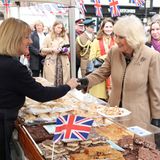 Auch mit den Standbetreiber:innen kommt Königin Camilla während ihres Besuchs auf dem Farmers' Market ins Gespräch. 