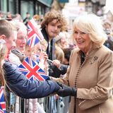 27. März 2024 Königin Camilla besucht am Mittwoch den Farmers' Market in Shrewsbury. Bei ihrer Ankunft kann sich die britische Royal über einen überwältigenden Empfang freuen. 