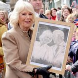 Doch nicht nur Briefe, Plakate und Blumen gehören zu den Geschenken, die Königin Camilla heute entgegennimmt – auch dieses gerahmte Porträt bekommt Camilla überreicht. 