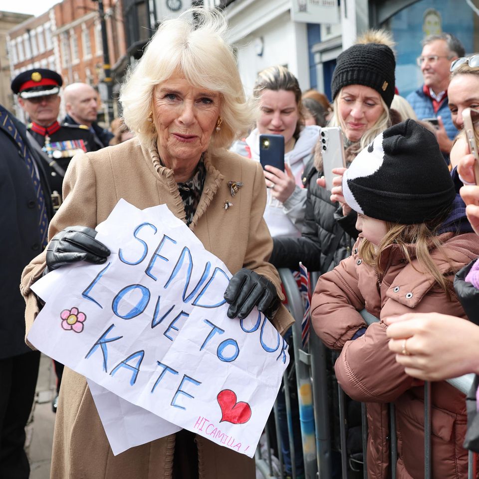 Sichtlich gerührt nimmt Camilla zahlreiche Genesungswünsche für Kate und Charles entgegen. 