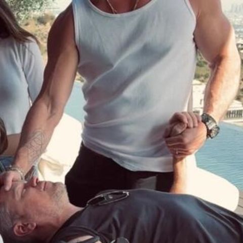 Matt Damon: Chris Hemsworth muss ihm die Hand halten