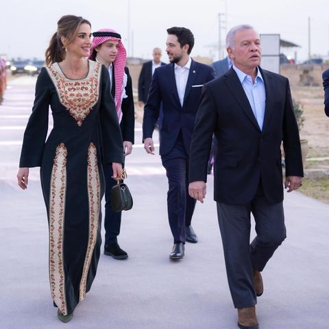 Bei ihrem neuesten Besuch begeistert Königin Rania mit schlichter Eleganz. Die jordanische Königin trägt dabei ein traditionelles schwarzes Kleid mit floralen Stickereien. Doch auch hier lässt es sich Rania nicht nehmen, etwas Glamour und Luxus in ihren Look zu integrieren. So kombiniert sie dazu eine dunkelgrüne Handtasche des französischen Luxuslabels Chloé und rundet den Look mit Ohrringen von Wempe und High Heels von Jennifer Chamandi ab.