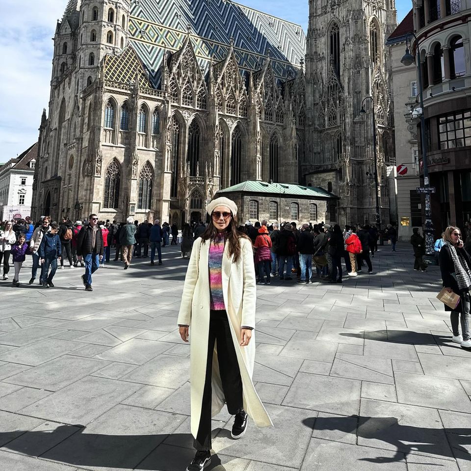 Jessica M'Barek ist zum ersten Mal in Wien, wie sie auf Instagram verrät. Beim Besichtigen der wunderschönen Stadt darf ein Foto auf dem beliebten Stephansplatz natürlich nicht fehlen. Wir wünschen viel Spaß!