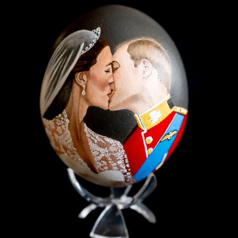 Der legendäre Hochzeitskuss von William und Kate wurde dieses Jahr ebenfalls auf einem Osterei verewigt. 