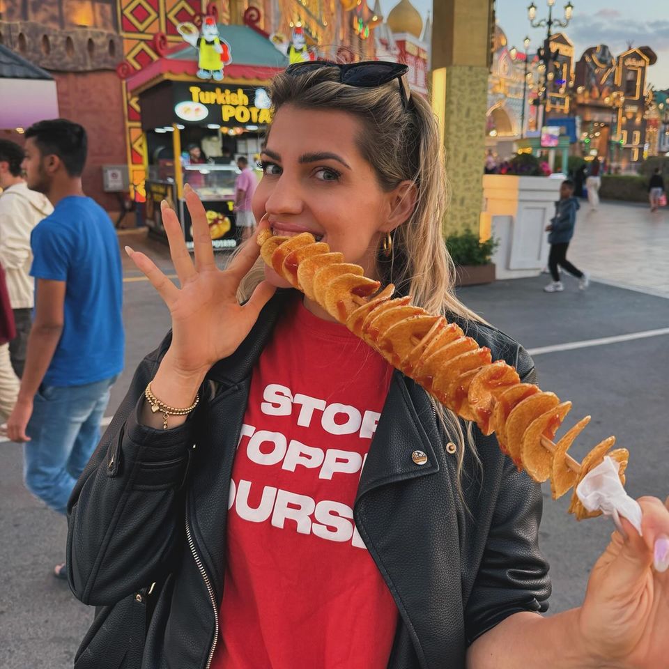 Sarah Harrison besucht mit ihrer Familie den Shopping- und Entertainmentpark "Global Village" in Dubai und probiert sich hier durch das kulinarische Angebot. Der Spieß mit krossen Kartoffelchips und Dip scheint es der Influencerin besonders angetan zu haben. "Lecker war’s und schön", schreibt sie anschließend zu ihrem Familienausflug auf Instagram. 